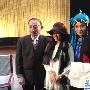 苍井空晒与京剧大师梅葆玖合影 盼有机会学京剧