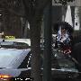 Lady Gaga踩高跟鞋步行回酒店无人护驾(组图)