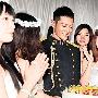 黄晓明武汉举行生日派对 纯金项链赠粉丝(图)