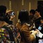 刘亦菲现身酒店遭围堵 与男粉丝合影(组图)