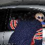 Lady Gaga遭女粉丝亲脸 态度亲和没架子(组图)