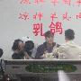 直击陈浩民强吻陈嘉桓现场 先灌酒后强吻