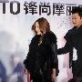 高清：李小璐贾乃亮甜蜜亮相 台上牵手台下耳语