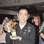 刘德华返港秀金马奖座 留在家中陪妻安胎(组图)