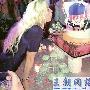 布兰妮忙里偷闲补过30岁生日 开心吹蜡烛(图)