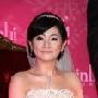 Selina回丈夫老家办婚宴 H.E.依旧做伴娘(图)