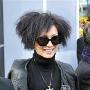 郑秀文来沪被叫许太太 面带微笑：结婚？还不急