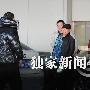 郭德纲携众徒弟回京 机场遭神秘女熊抱(组图)