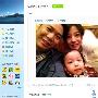 赵薇老公秀全家三口合影 小四月可爱吐舌