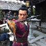 李丞峰拍戏忙剧组跨年 腿伤复发大面积淤肿(图)
