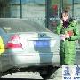 谋女郎倪妮素颜无人识 穿绿羽绒服仍似学生(图)