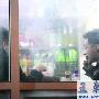 汪小菲弃大S路边吃烤串 吃相豪放猛放调料(图)