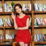 组图：韩国女星朴诗恩宣传写真集秀美背展笑容
