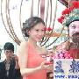 Angelababy香港迎新春 红裙亮相娇俏可人(图)