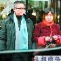 何超琼俞琤十指紧扣游巴黎 李嘉欣祝找到真爱