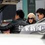 李小璐贾乃亮甜蜜返京 机场热聊大秀甜蜜(组图)