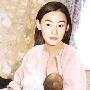 组图：盘点女星当众哺乳照 小S张柏芝母爱爆棚