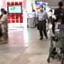 日本研发会跟着人走的机器自动轮椅，比你家小狗还黏人