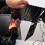 CES 2011：用Motorola Atrix接笔电笔座玩极速快感（看完还是不要这样搞好了）