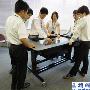 NEC 的 52 英寸移动触控平板桌，让你的办公室不再无趣