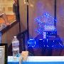 Sun Innovations 展示透明型镭射投影系统，具有科技感的蓝色效果