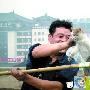 接起竹竿为救小猫