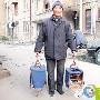 画眉鸟跟主人一起晨练