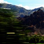 在奔驰的火车上，看西藏的山图片 自然风光 风景图片
