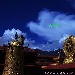 西藏即景六《蓝天下的寺顶》图片 自然风光 风景图片