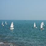 小帆船在海中自由的。。。。。图片 自然风光 风景图片