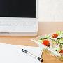 研究发现白领午餐吃过饱下午工作效率低(图)