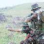 图文：成都军区两名侦察兵复杂地域开展侦察
