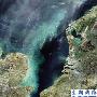 英媒公布4月地球卫星照片：拍到飞机尾迹(图)