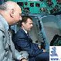 俄总统梅德韦杰夫试驾米格-8直升机及油轮(图)