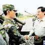 胡总为我军炮兵团战士收炮训练掐表计时![图]