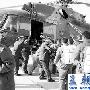 新疆军区某边防团派直升机送新兵上山执勤