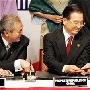 日本首相小泉纯一郎主动与中国总理温家宝握手