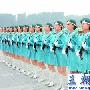阅兵村女民兵方队为队员发化妆品确保受阅形象