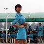 漂亮的女兵休息期间走猫步![组图]