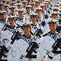 国庆阅兵水兵方队编排14个排面每排25人(图)