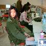 打扰了一下正在上网的女兵妹妹