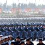 阅兵村特种兵吼歌展豪气 女民兵会客厅内饰时尚