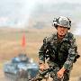 组图：空降兵演练步战协同喷火作业等实战课目