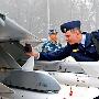 中国空军航空兵师向32国高级军官开放(图)