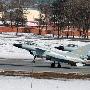 组图：八一飞行表演队歼-10战机雪后训练