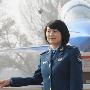 与歼10表演战机合影的空军漂亮女兵们![组图]