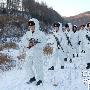 组图：白山无人区复退老兵身着雪地伪装服巡逻
