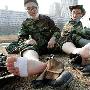 组图：韩国军队冬季行军训练 士兵满脚血泡