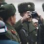 朝鲜人民军很潮嘛，佳能相机也装备了!