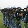 组图：我军两栖女子侦察兵练枪械刀具应用技能